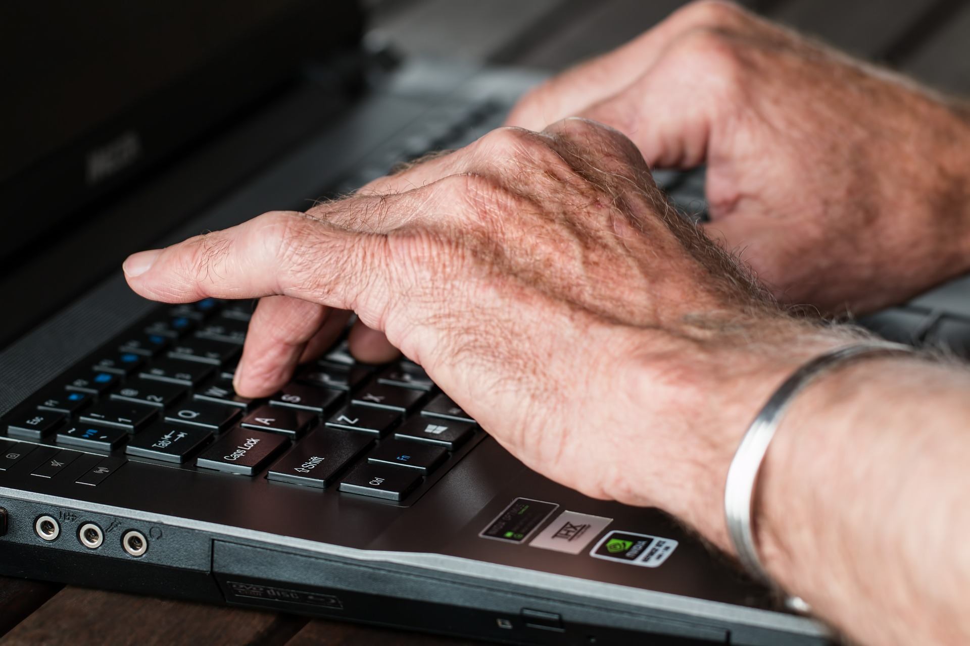 hands-545394_1920 laptop